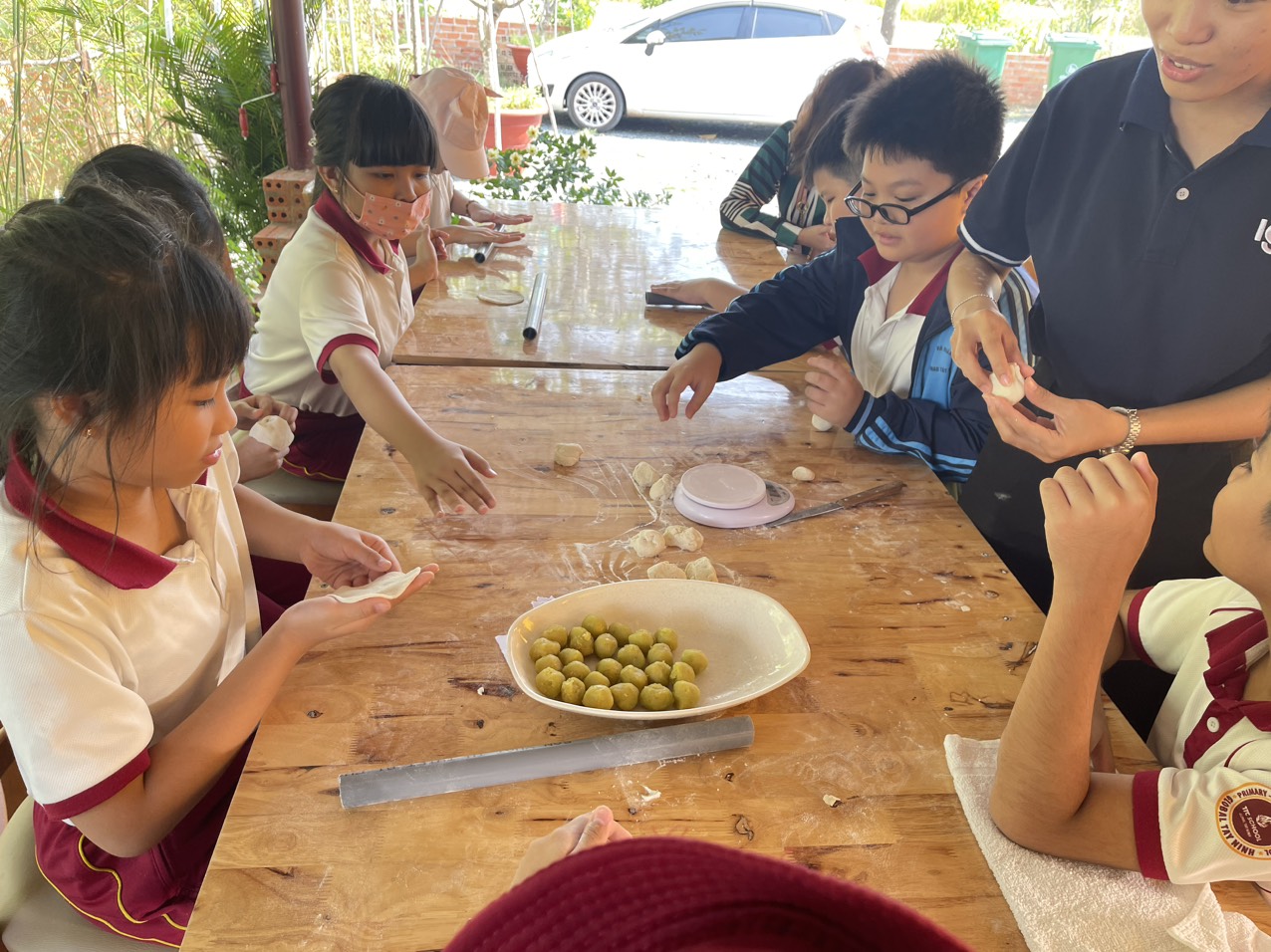 Học sinh trải nghiệm làm bánh bao sâm